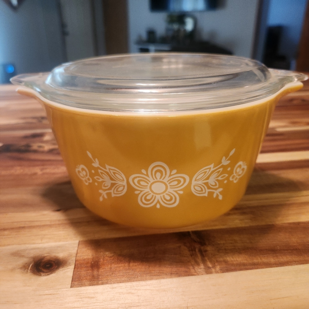 Vintage Pyrex Butterfly Gold 475-B Casserole Bowl with Lid